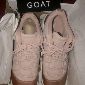 SOLD ❌❌ Air Jordan 11 low Women’s Rose 🌹 Gold
